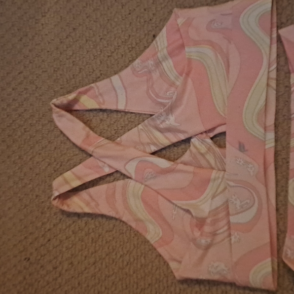 Fabletics; Oasis twist sports bra and pureluxe high waisted 6" shorts. Size L - Picture 6 of 8